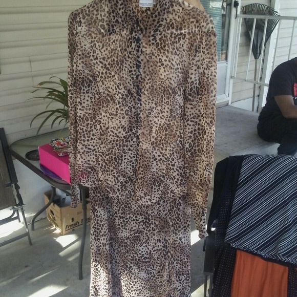 Dresses & Skirts - Woman's skirt and shirt set size large